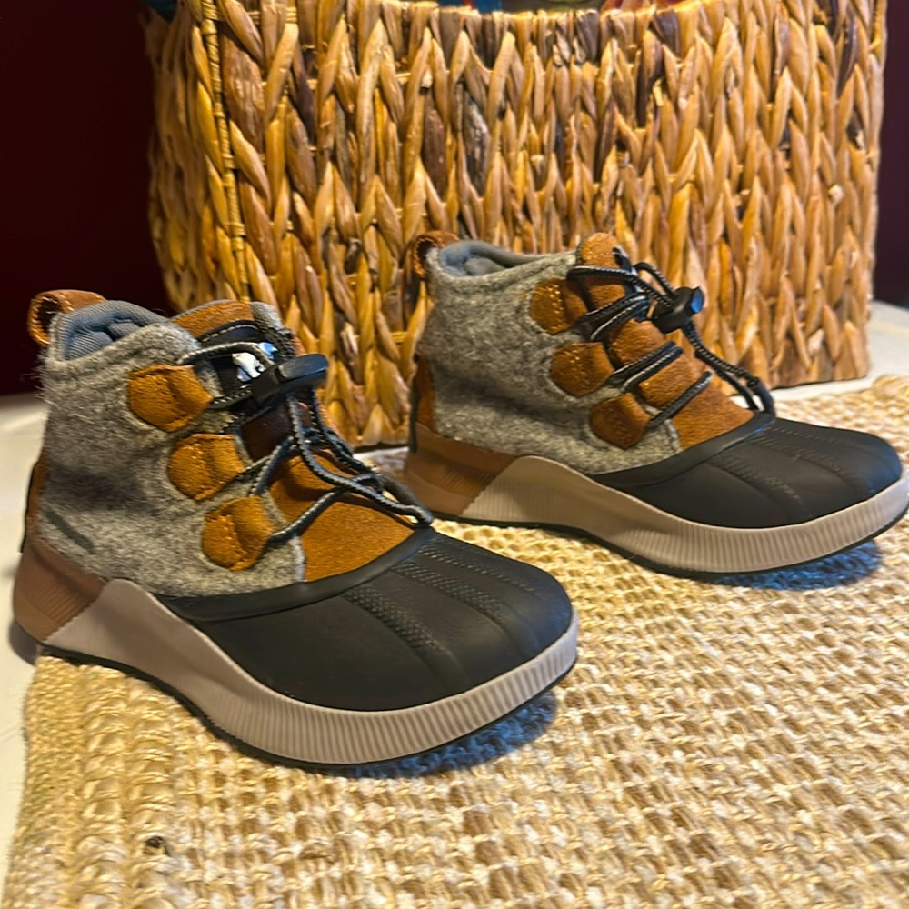Sorel Out N About Boots!! Boys size 1.